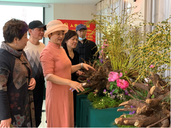 插花如何表现二十四节气?幸福湾公园用牡丹芍药打造谷雨节气插花美